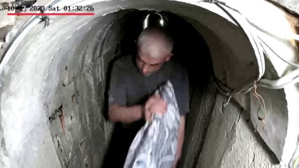   Israel difundió inédito registro de Yahya Sinwar escondido en un túnel horas antes del 7 de octubre 