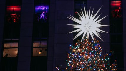   El árbol del Rockefeller se ilumina en Nueva York al ritmo de Thalía y Kelly Clarkson 
