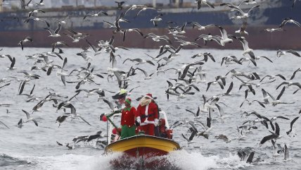   El Viejito Pascuero llegó a Caleta Portales en bote pesquero 