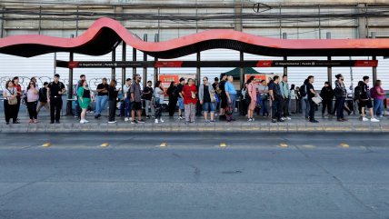  Paraderos están repletos por el servicio parcial de la Línea 2 del Metro  