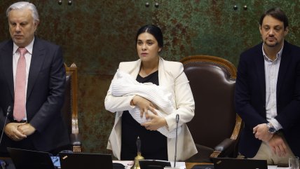   Karol Cariola enfrentó moción de censura con su bebé en brazos 