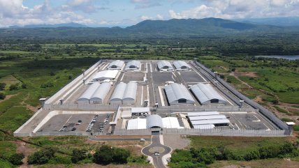   ¿Cómo es la controvertida megacárcel de El Salvador? 