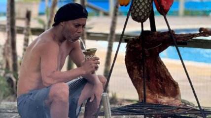   Ronaldinho comenzó la semana de celebraciones por su cumpleaños 45 con llamativo asado 