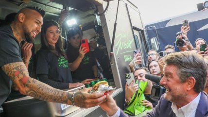   Arturo Vidal lanzó emprendimiento gastronómico en el centro de Santiago 