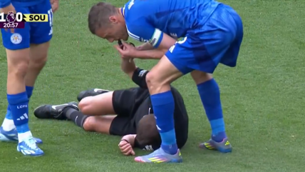   [VIDEO] Vardy tocó el silbato: Arbitro se lesionó en el duelo de Leicester y Southampton 