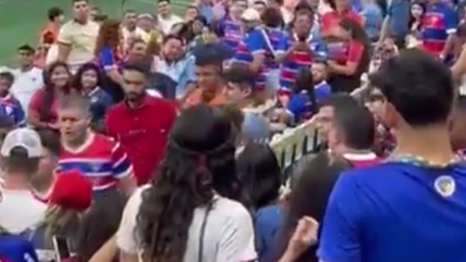   [VIDEO] Hinchas de Colo Colo fueron expulsados del Arena Castelao en duelo ante Fortaleza 