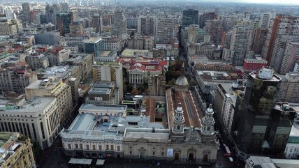   Cordillera nevada y Santiago despejado tras la lluvia 