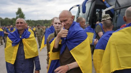   Cientos de prisioneros ucranianos regresaron a su país envueltos en banderas 