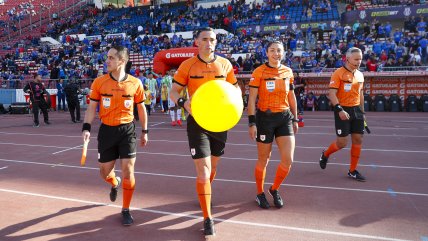   Árbitros salieron a la cancha del Nacional con la pelota de Quico 