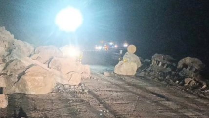 Nuevo derrumbe en Cuesta Chinchorro obligó a suspender el tránsito en la Ruta 5 Norte Nuevo derrumbe en Cuesta Chinchorro obligó a suspender el tránsito en la Ruta 5 Norte