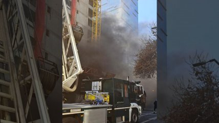  Incendio afectó subterráneo de edificio en construcción en Santiago  