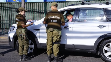   Contraloría: Carabineros no incautó autos robados ni detuvo prófugos, pese a controlarlos 