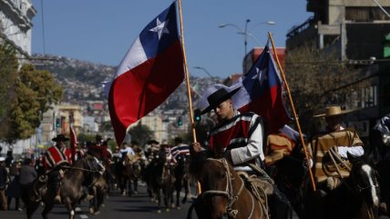   Desfile en Valparaíso conmemoró los 215 años de la Primera Junta de Gobierno 