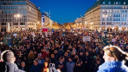   Multitudinaria protesta en Berlín contra presunto racismo del canciller Merz 