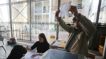   El conteo de votos de la apretada primera vuelta 