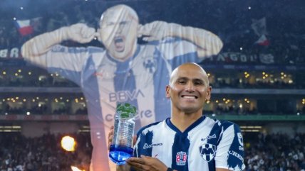   El emotivo reconocimiento que le realizó Monterrey a Humberto Suazo 